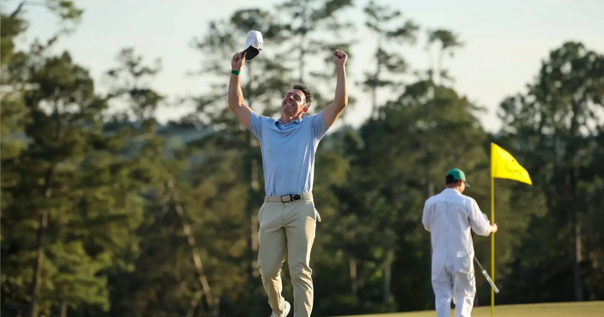 Rory McIlroy celebrates with both arms raised